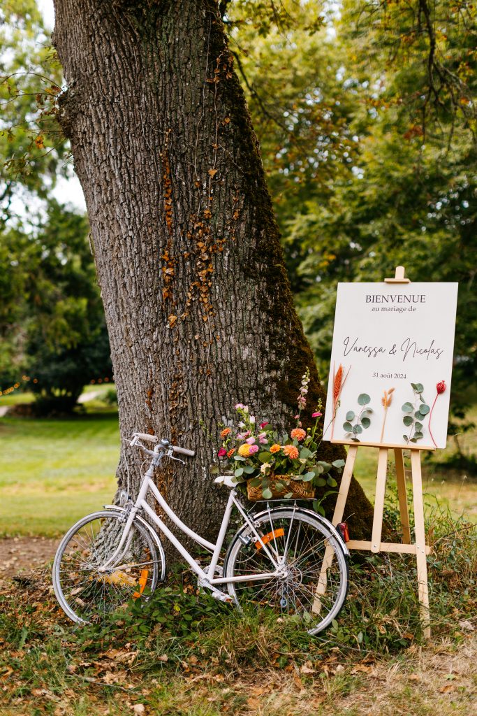 fanny-rucher-photographe-reportage-mariage-decoration-salle-reception-chateau-saint-gery-rabastens-81-plan-de-table-marque-place-plan-de-table-centre-de-table-fleurs-cadeau-pour-les-invites