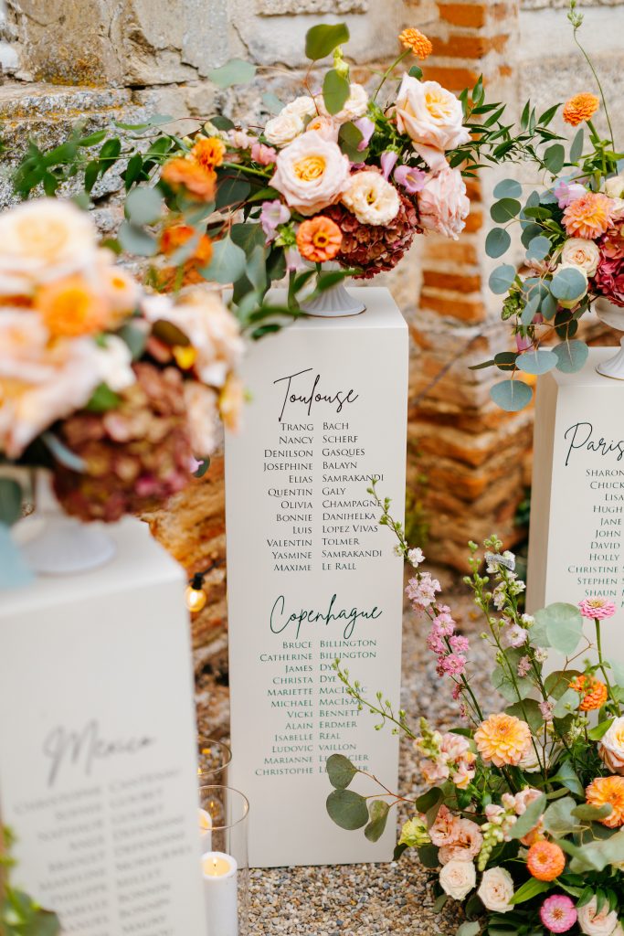 fanny-rucher-photographe-reportage-mariage-decoration-salle-reception-chateau-saint-gery-rabastens-81-plan-de-table-marque-place-plan-de-table-centre-de-table-fleurs-cadeau-pour-les-invites